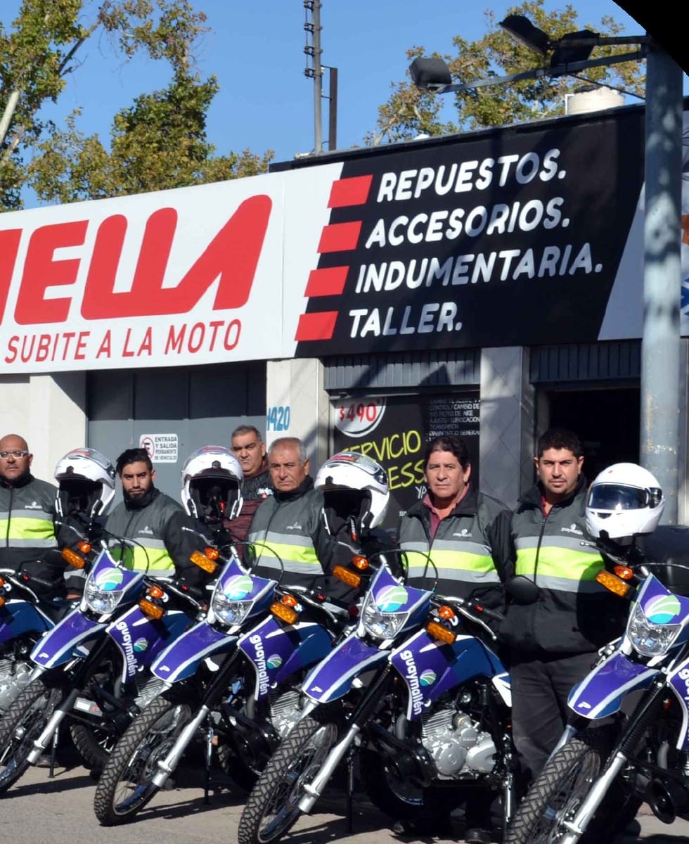 Equipo de Panella frente al local con la línea de motos, 1996